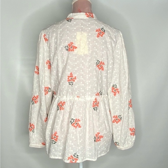 Solitairy gorgeous eyelet embroidered top. - Picture 9 of 11